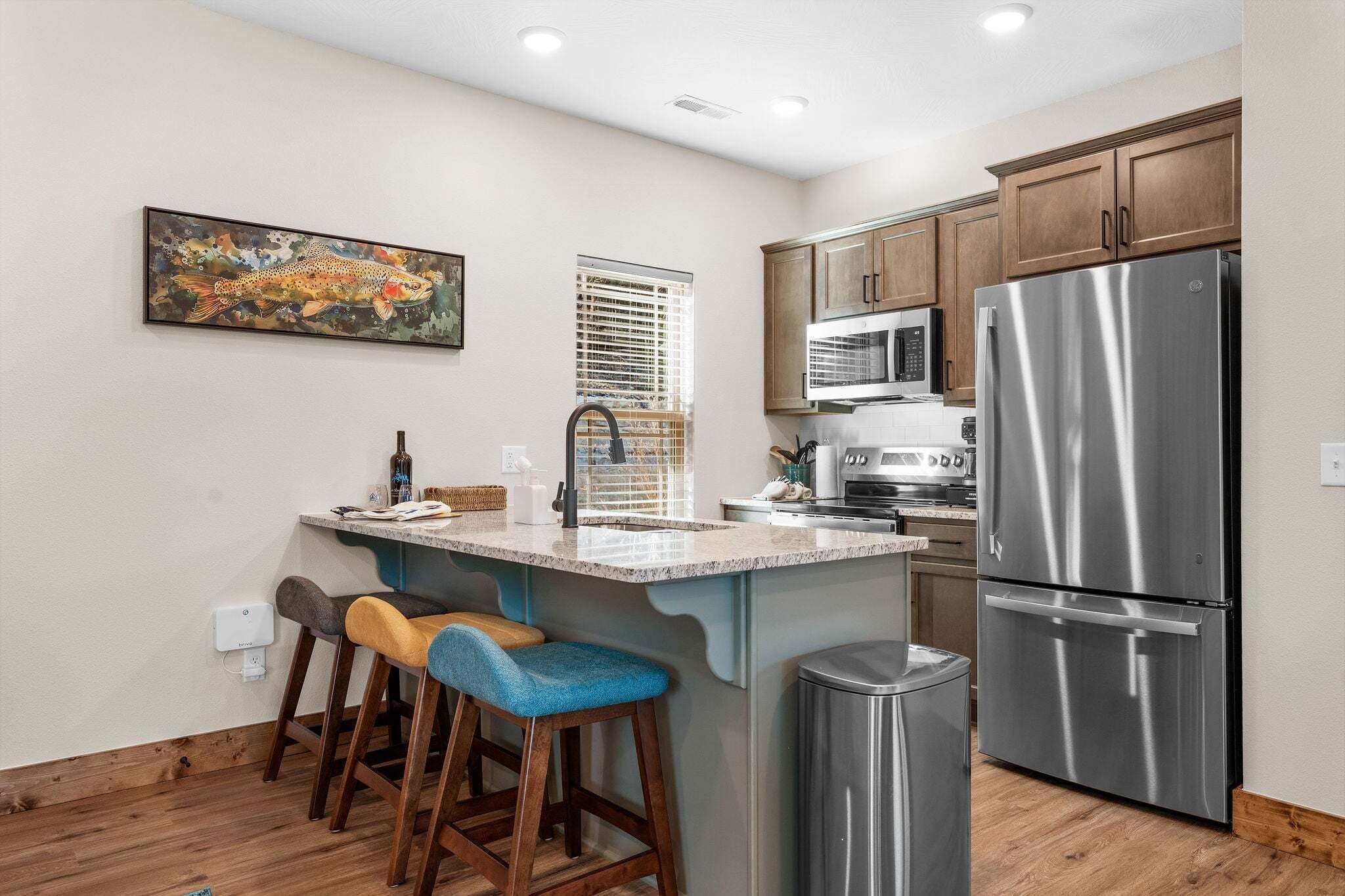 Coffee/tea maker, fridge, microwave, oven