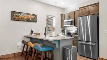 Coffee/tea maker, fridge, microwave, oven