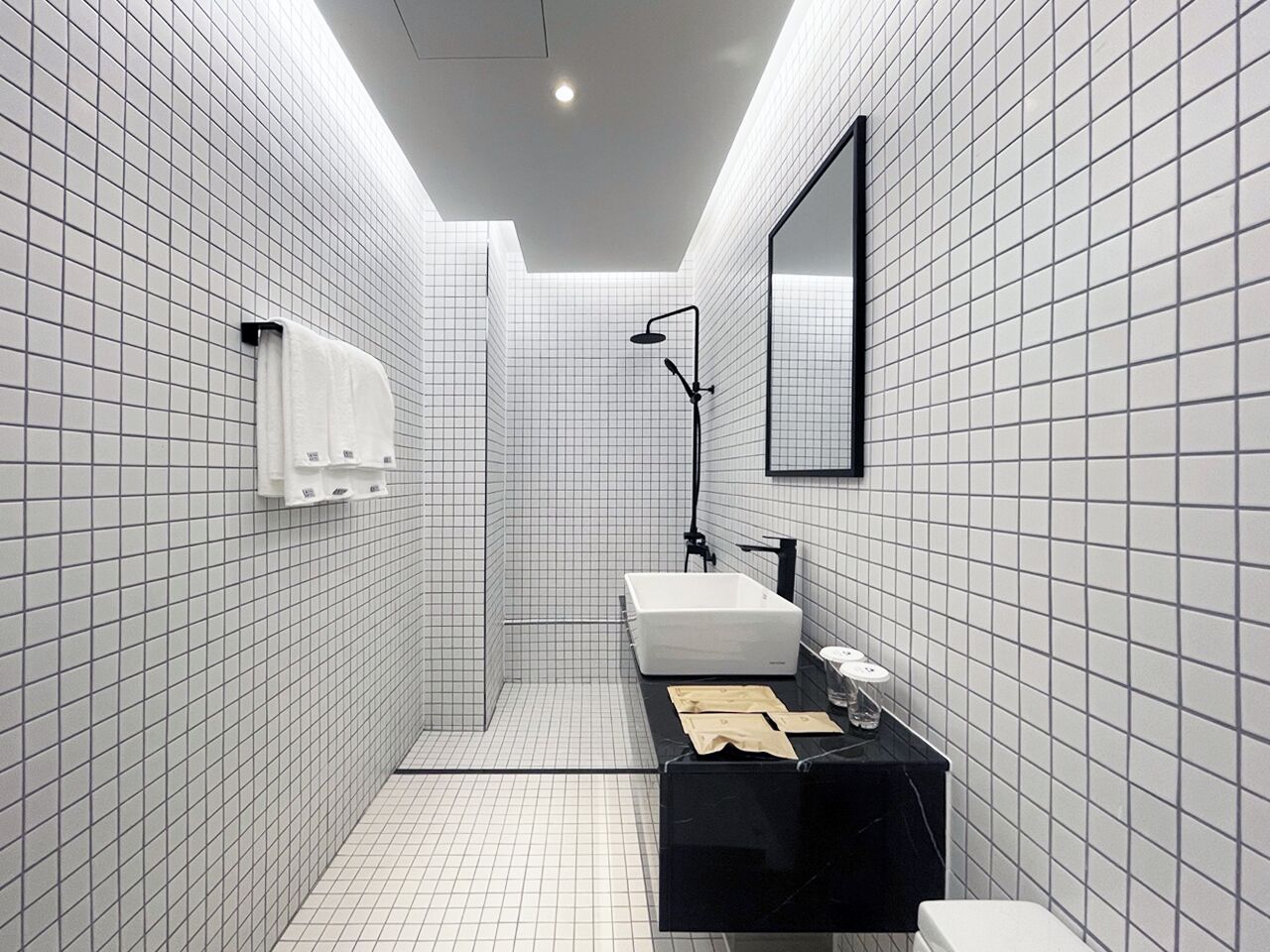 Ducha, artículos de tocador gratuitos, secador de pelo, toallas