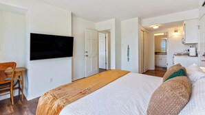 Room - Lakeview Home on Beaver with Balcony near DT Rogers (Rogers)