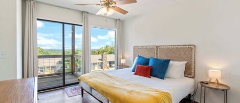 Desk, iron/ironing board, WiFi, bed sheets