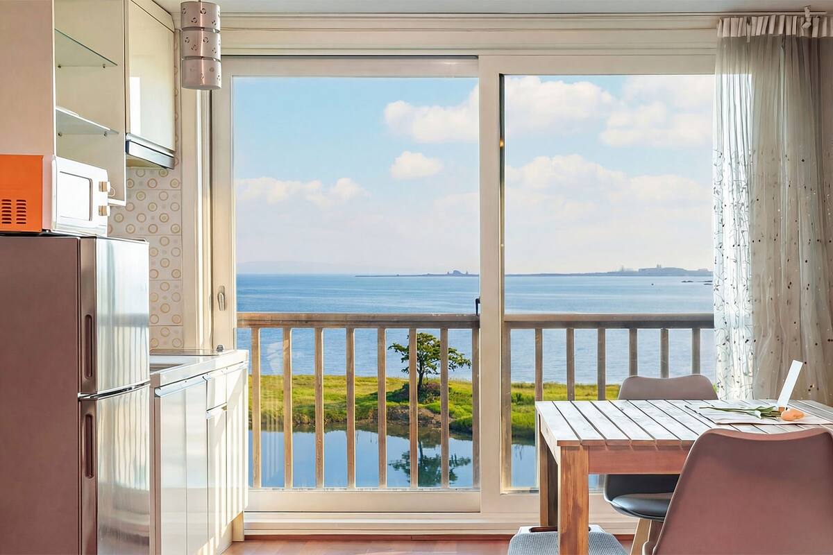 Basic Room, 1 Bedroom (N406 (Ocean View / Private BBQ)) | 1 bedroom, WiFi (free)