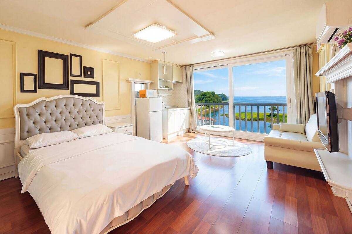 Basic Room, 1 Bedroom (N402 (Ocean View / Private BBQ)) | 1 bedroom, WiFi (free)