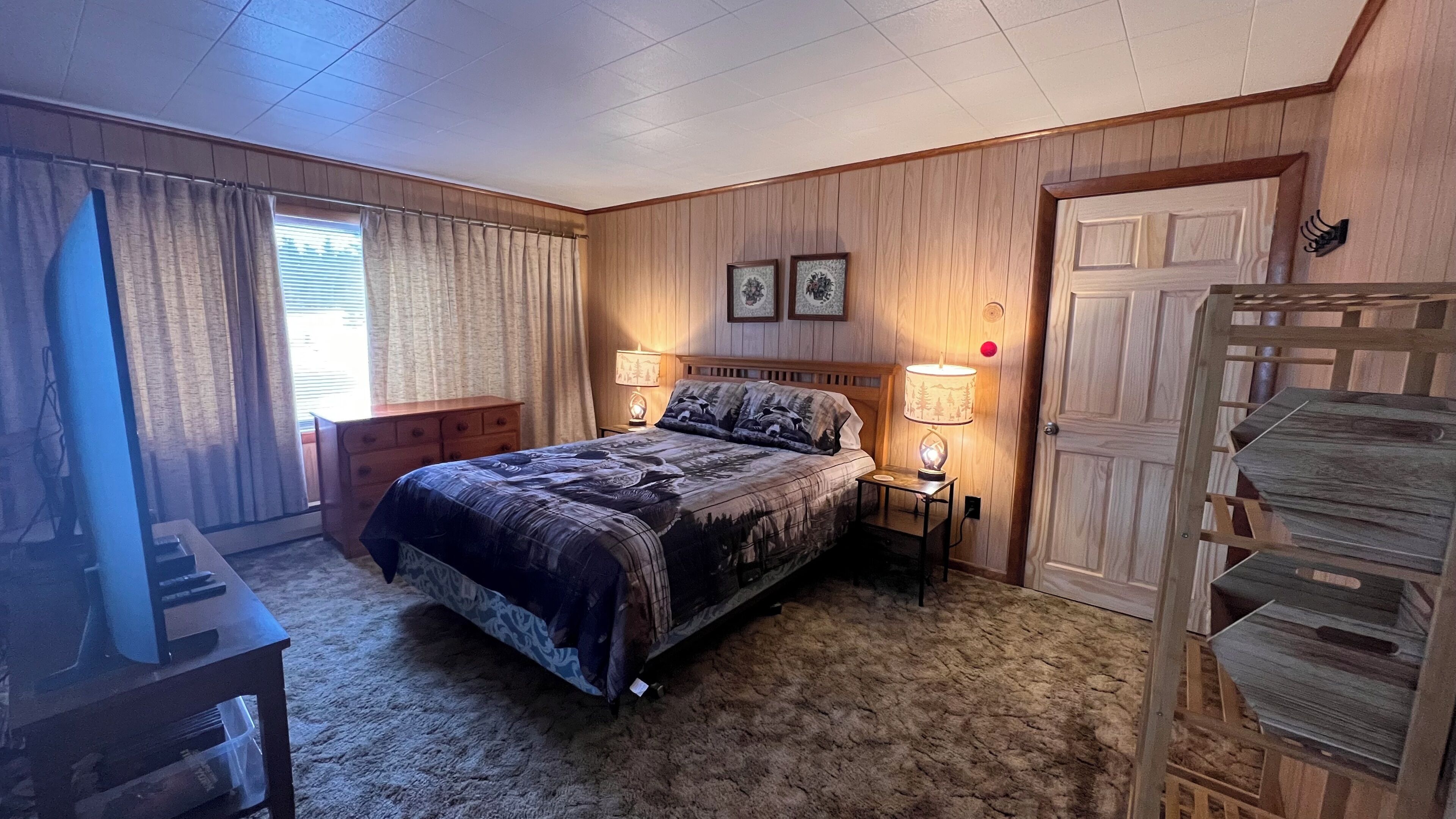 5 bedrooms, iron/ironing board, free WiFi, bed sheets