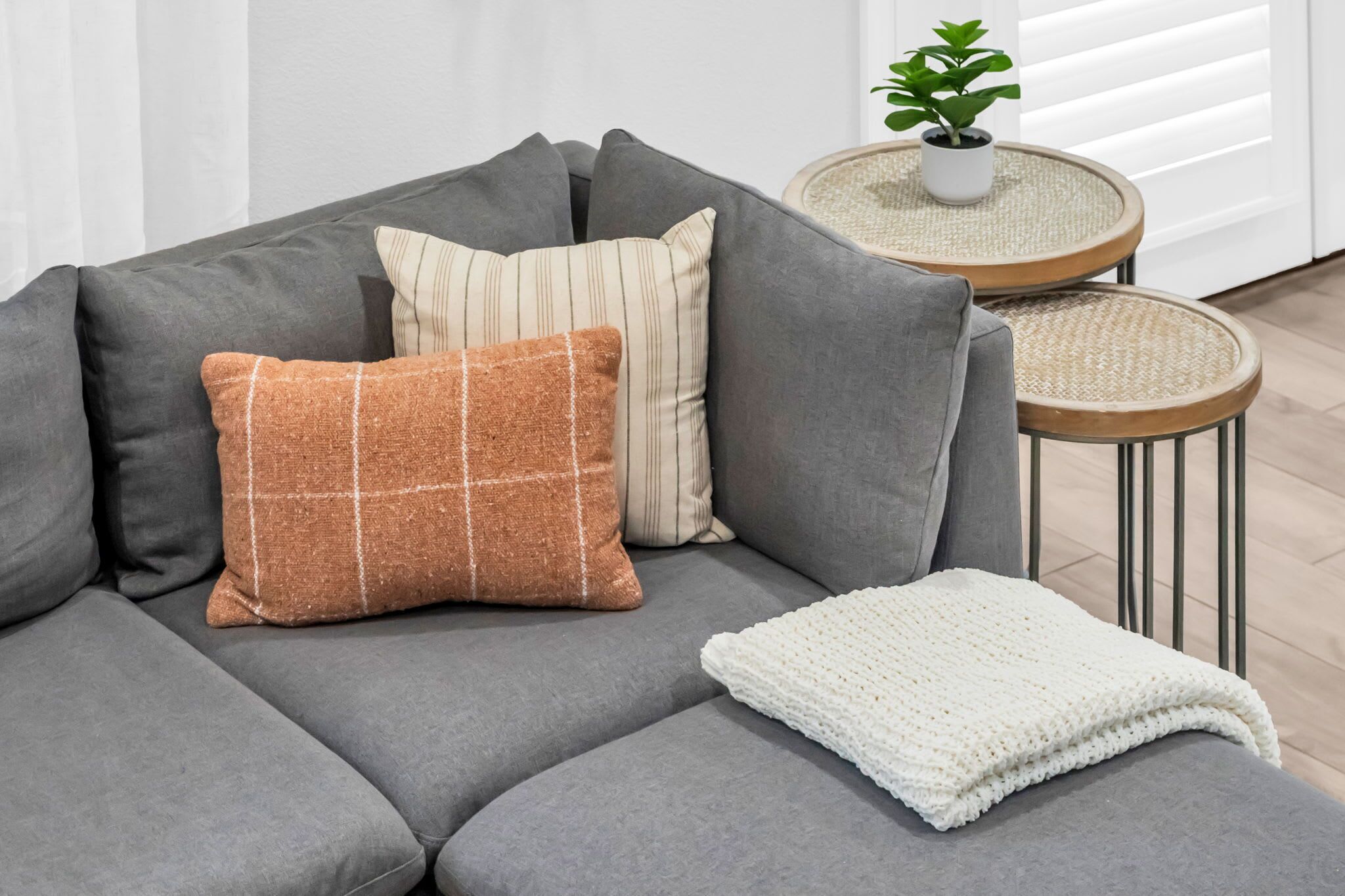 Tv, eldstad, tv-spel och kontor