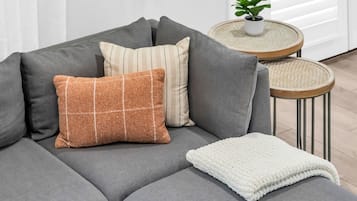 Tv, eldstad, tv-spel och kontor