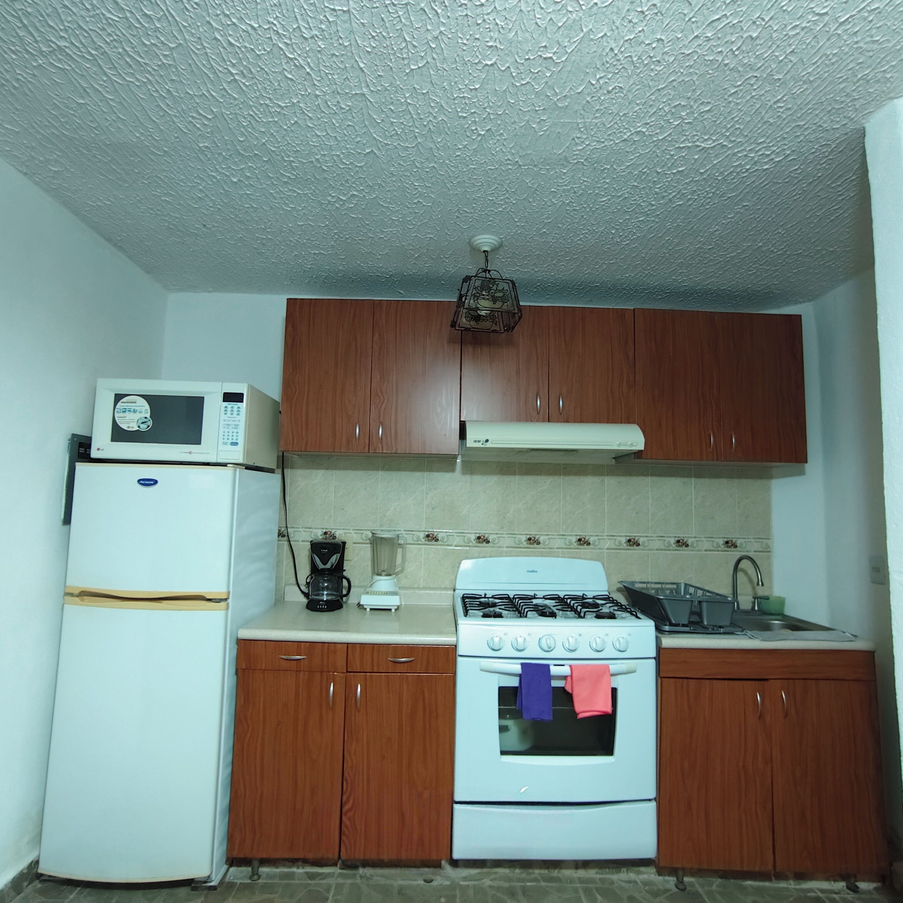 Réfrigérateur, micro-ondes, cafetière/bouilloire, blender