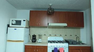 Réfrigérateur, micro-ondes, cafetiÚre/bouilloire, blender