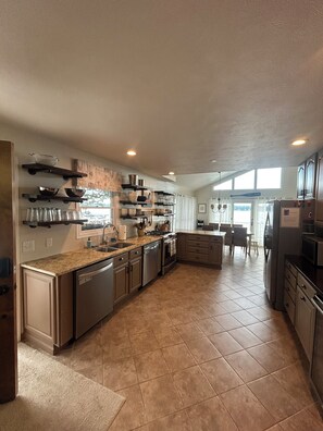 Coffee/tea maker, fridge, microwave, oven - Magician Lakefront - 7 bedrooms, 4.5 baths, screened in porch and coffee bar. (Dowagiac)