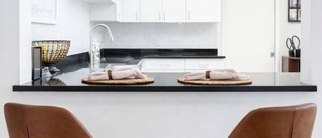 Kjøleskap, mikrobølgeovn, oppvaskmaskin og kaffetrakter/tekoker