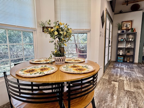 NEW! Honey Paw Hideaway 2-bedroom house with AC in charming Ocklawaha