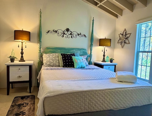 NEW! Honey Paw Hideaway 2-bedroom house with AC in charming Ocklawaha