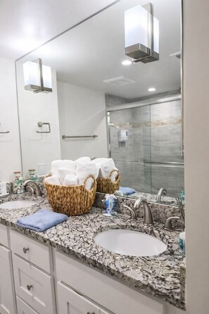 Shower, hair dryer, towels, soap - Serene Riverfront Condo/Pool, Spa, Fort Myers Downtown Access (Fort Myers)