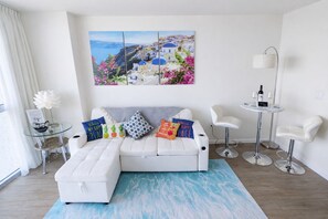Smart-TV, DVD-Player, Tischtennisplatte, Bücher