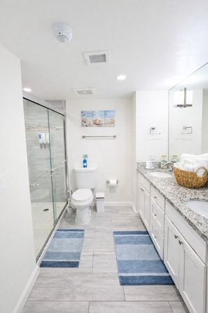 Shower, hair dryer, towels, soap - Serene Riverfront Condo/Pool, Spa, Fort Myers Downtown Access (Fort Myers)