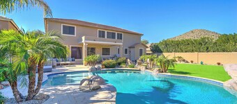 Stunning 5-Bedroom, 3-Bathroom Western Golf Retreat in Johnson Ranch, Arizona