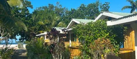 Kahden hengen perushuone (yksi tai kaksi sänkyä), patio, näköala puutarhaan | Ulkopuoli