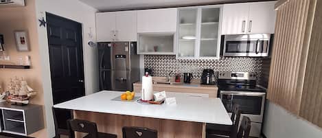 Kühlschrank, Mikrowelle, Ofen, Herdplatte