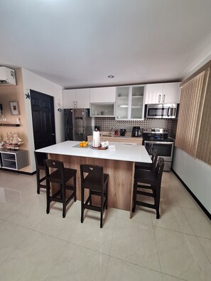 Fridge, microwave, oven, stovetop - House with private pool, ideal for families and couples. 8 minutes from beaches. (Herradura)