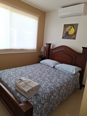 مكواة/لوح كي وخدمة الإنترنت وملاءات أسرّة