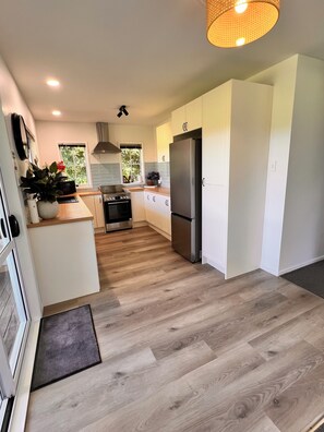 Réfrigérateur, four à micro-ondes, un four, lave-vaisselle