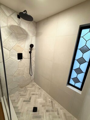 Shower, hair dryer, towels - Greenspaces, Deck w/River & Mt VIEWS, Trails, Near Water Wheel Hiking Trailhead (Payson)