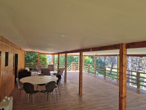 Outdoor dining - Santo Domingo mansion overlooking the golf club (San Antonio)