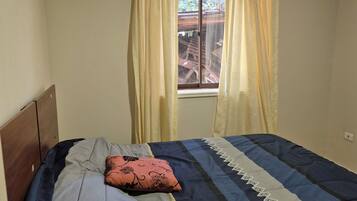 Tabla de planchar con plancha, wifi, ropa de cama