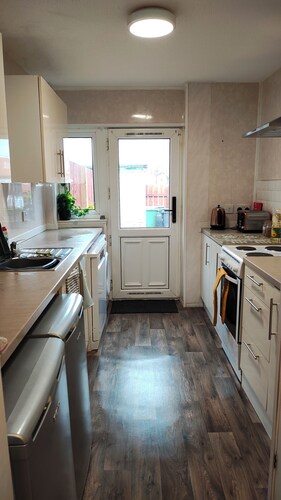 Willow View–5-Bed Streamside Dog-Friendly Home