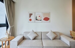 Căn hộ Superior, 2 phòng ngủ, không hút thuốc, quang cảnh thành phố | Khu phòng khách | Smart TV 55-inch có truyền hình cáp 