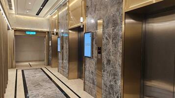 Escritorio, espacio para trabajar con laptop y cortinas blackout