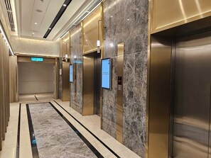 Desk, laptop workspace, blackout curtains, soundproofing - City Haven Bukit Bintang (Kuala Lumpur)