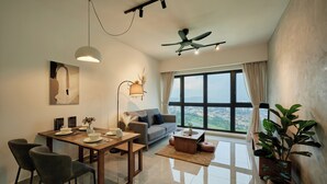 Un salon moderne comprenant un coin repas, de grandes fenêtres, un ventilateur de plafond et une vue sur la ville.