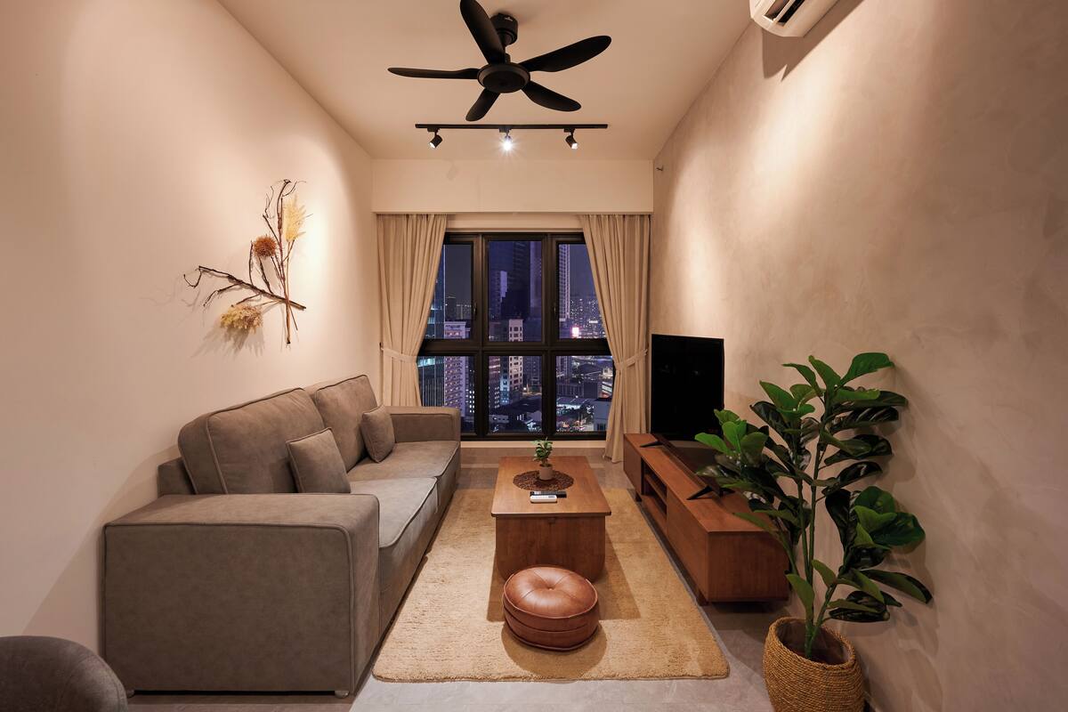 Apartamento clásico, 1 habitación, no fumadores, vistas a la ciudad | Zona de estar | Smart TV de 55 pulgadas con canales por cable