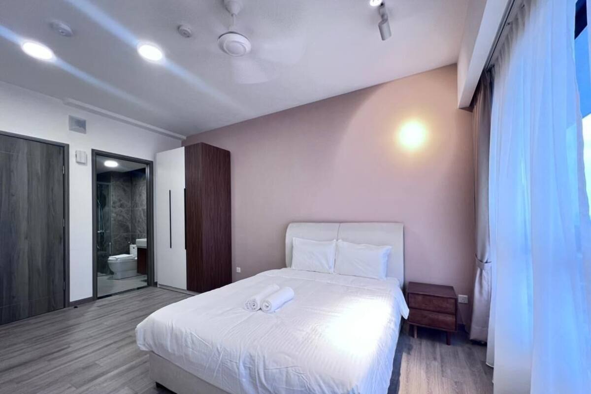 Apartamento Deluxe, 2 habitaciones, no fumadores, vistas a la ciudad | Escritorio, espacio para trabajar con un portátil, cortinas opacas
