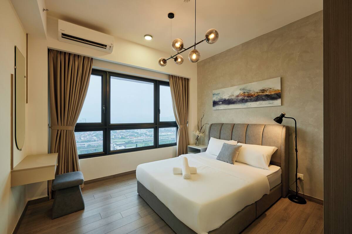 Apartamento estándar, 2 habitaciones, no fumadores, vistas a la ciudad | Escritorio, espacio para trabajar con un portátil, cortinas opacas