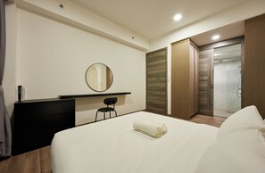 Desk, laptop workspace, blackout curtains, soundproofing - City Haven Bukit Bintang (Kuala Lumpur)
