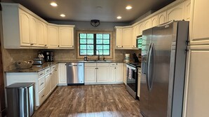 Private kitchen - Lakefront Retreat Tampa, 7BR, Dock & Fun (Lutz)