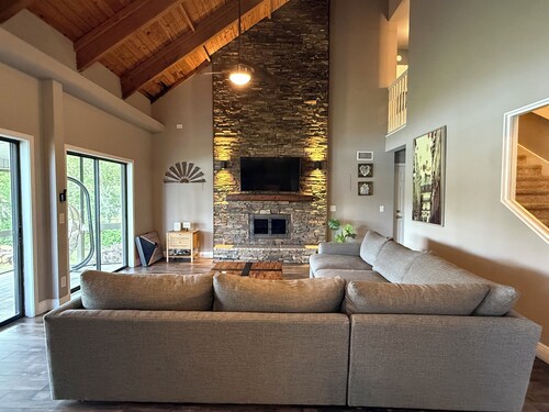 Lakefront Retreat Tampa, 7BR, Dock & Fun
