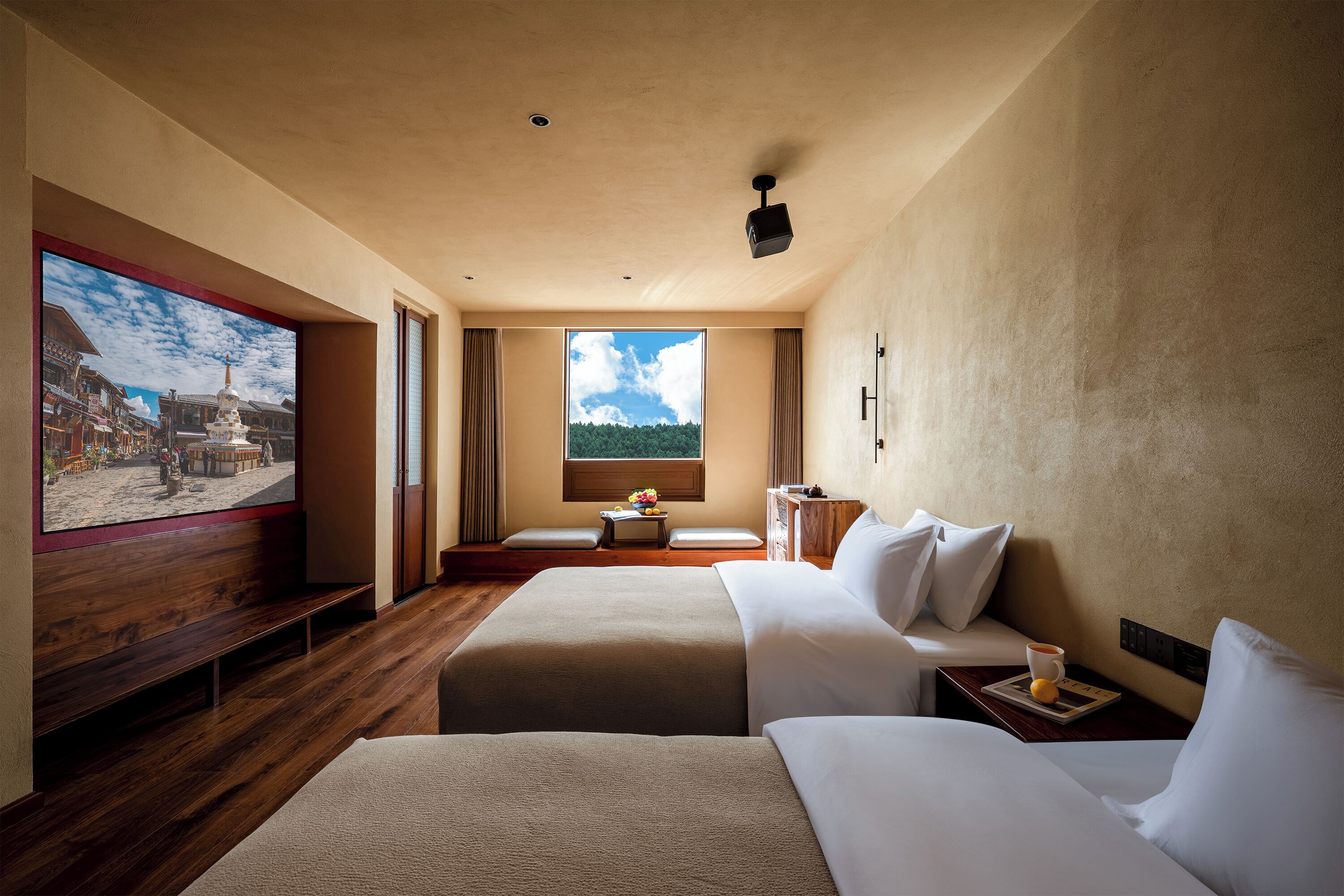 بديكورات فريدة لكل غرفة وطراز فريد لكل وحدة وستائر تعتيم ومكواة/لوح كي