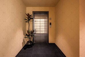 Lift - Shangri-La Nazhu Tibetan Mansion Hotel (Deqin)