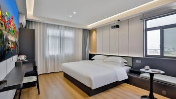 Desk, soundproofing, free WiFi, bed sheets
