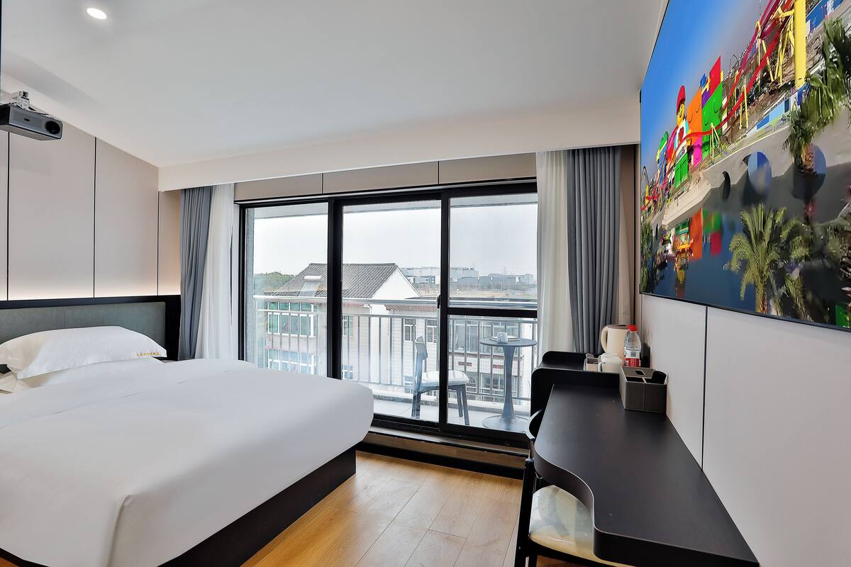 Junior Double Room, Garden View | Desk, soundproofing, WiFi (free), bed sheets