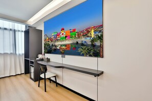 Kamar Double Superior, pemandangan kebun | Televisi