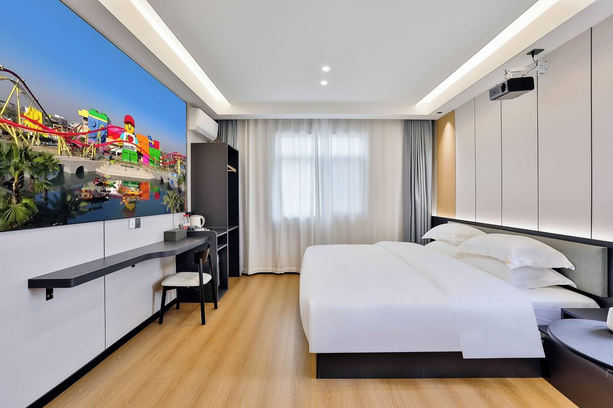 Senior Double Room, Garden View | Desk, soundproofing, WiFi (free), bed sheets