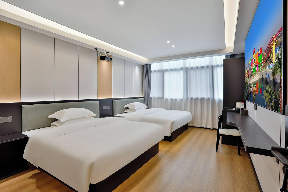 Superior Double Room, Garden View | Desk, soundproofing, WiFi (free), bed sheets