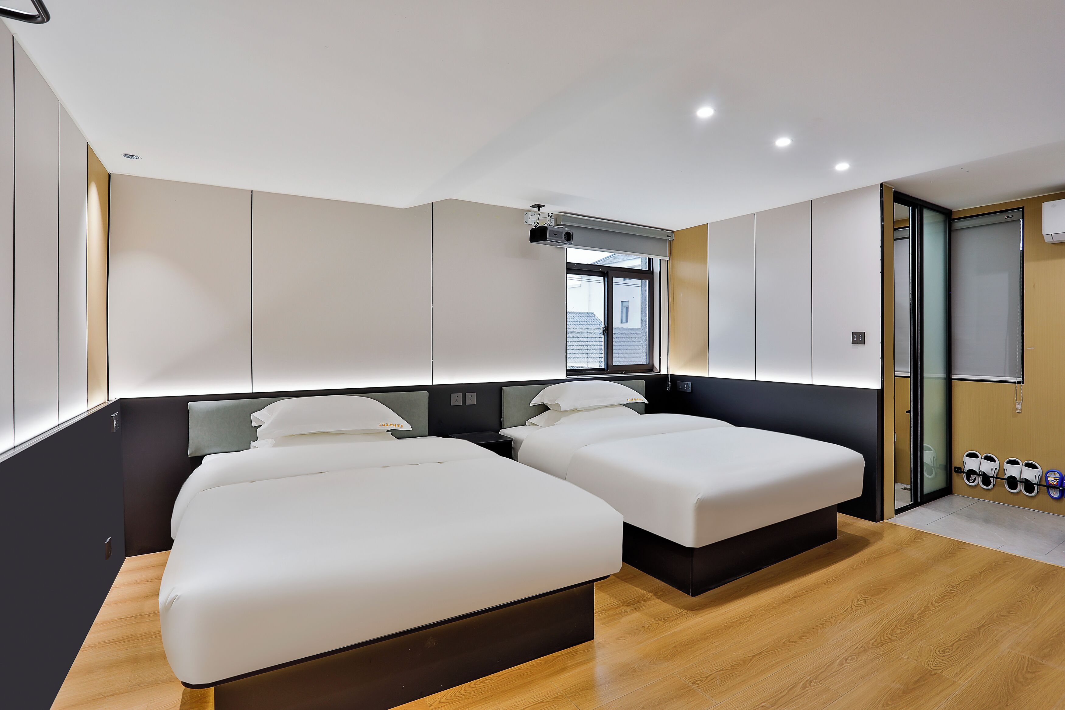 Dobbeltrom – familie, hageutsikt | Skrivebord, wi-fi (inkludert) og sengetøy