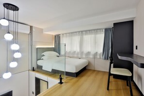 Quarto duplo família, vista para o jardim | Escrivaninha, Wi-Fi de cortesia, roupa de cama