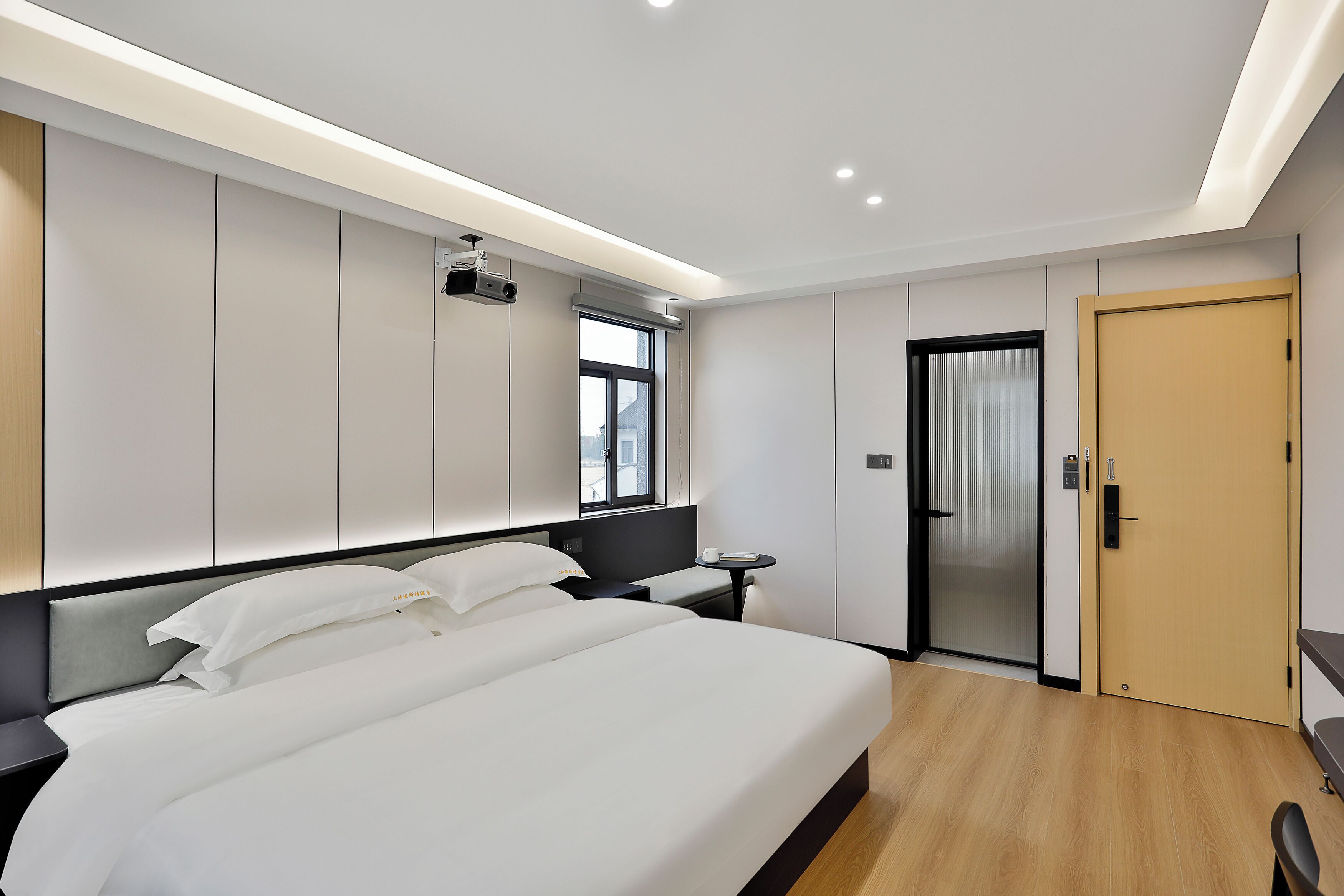 مكتب وواي فاي مجانًا وملاءات أسرّة