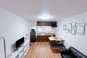 Unclassified image, 3 of 35, button - Hakushin no sha (Osaka)
